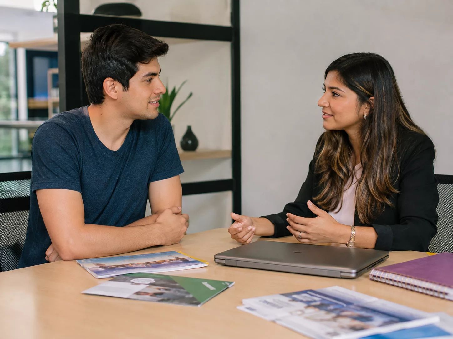 Fotografía institucional genérica de estudiantes en admisiones